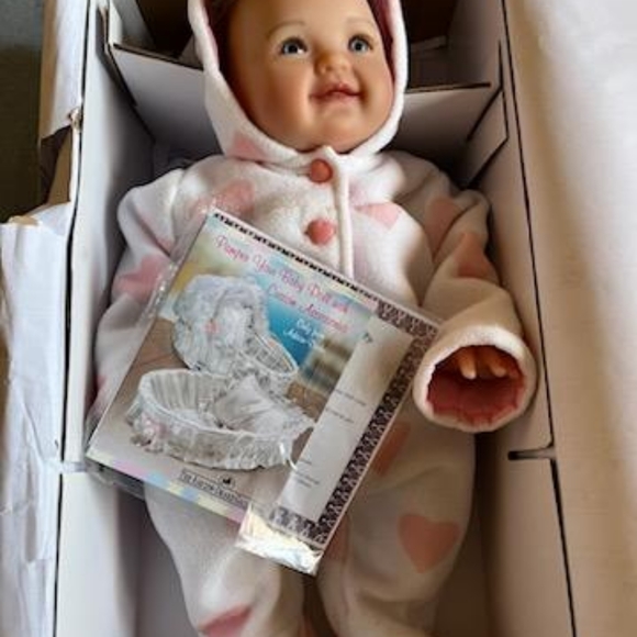 The Ashton-Drake Galleries Baby Doll "Savana" - Picture 6 of 6